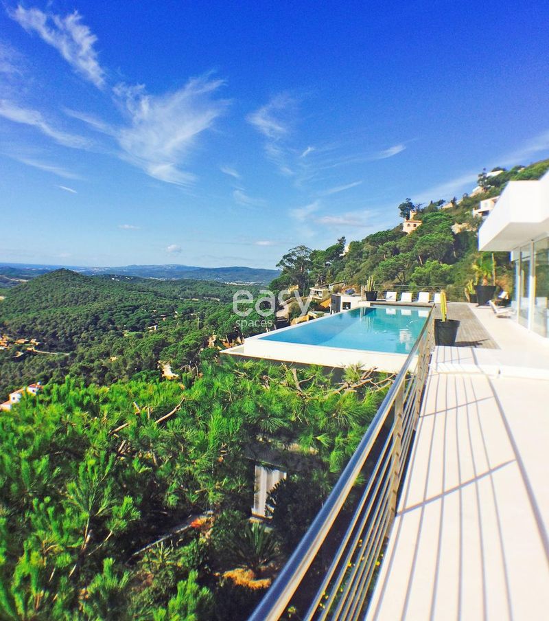 Contemporary modern house available for rent specifically for photo shoots in Spain